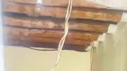 Hakkari'de Toprak Evin Tavan Arasına Giren Yılanlar Kaçtı