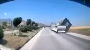 Hatay'da fırtınada TIR'dan düşen konteyner kamerada
