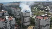 Küçükçekmece'de bina yangını: Ekipler olay yerinde