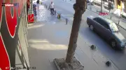 Küçükçekmece'de otomobil kaldırımdaki yayaya çarptı: Kaza anı kamerada