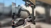 Küçükçekmece'de yıkım sırasında bina yerle bir oldu: O anlar kamerada