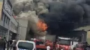 Konya'da yatak fabrikasında yangın: 1 itfaiye eri yaralandı