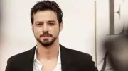 Kuruluş Orhan'ın Yıldızı Mert Yazıcıoğlu, Sevgilisiyle Aşk Pozunu Paylaştı