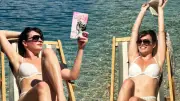 Melis Sezen'den kitaplı tatil pozları: Deniz meleği