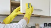Mutfak Dolaplarındaki Yağları Ovalamadan Söken Doğal Yöntem