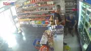 Nefes borusuna şeker kaçan bakkalı polis Heimlich manevrasıyla kurtardı