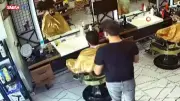 Nevşehir'de erkek kuaförü Heimlich manevrasıyla müşterisinin boğazına kaçan eriği çıkardı