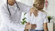 Çocuğunuzun omzuna dikkat edin! Skolyozun ilk işareti bu olabilir