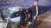 Çorum'da hafif ticari araç yan yola düştü: 2 yaralı