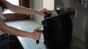 Pratik olsun diye mutfağa koymuşlardı, bomba gibi patladı! Hava fritözü uyarısı