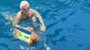Semiramis Pekkan köpeği Tina ile Bodrum'da denize girdi