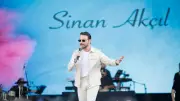 Sinan Akçıl 14 Dikişli Ayağıyla Sahneye Çıktı, Hayranlarını Mest Etti