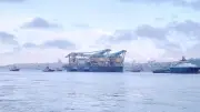 İstanbul Boğazı'ndan geçen dev vinç gemisi SAIPEM 7000 trafiğe kapattı