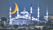 İstanbul'da Hilal Şöleni: Sultanahmet Camii ile Büyüleyici Görüntü