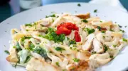 Tavuklu Alfredo Soslu Linguine Tarifi: 30 Dakikada İtalyan Lezzeti