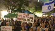 Tel Aviv'de Netanyahu karşıtı yüzlerce kişi savaş karşıtı gösteri yaptı