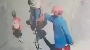 Van'da 4 yaşındaki çocuğa sokak ortasında saldırı anbean kamerada