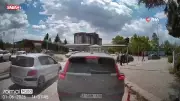 Yeşil Işığa Rağmen Bekleyen Sürücü Trafiği Kilitledi, Tepkilere Aldırış Etmedi
