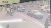 Yolda bulduğu 60 bin liralık bilekliği alıp kaçtı! O anlar kamerada