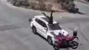İzmir'de 15 yaşındaki ehliyetsiz sürücü motosiklete çarptı: 1 ağır yaralı