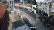 İzmir'de TIR'a Arkadan Çarpan Otomobil Hurdaya Döndü, Sürücü Öldü