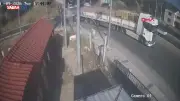 İzmir'de TIR'a çarpan otomobil sürücüsü öldü, kaza anı kamerada