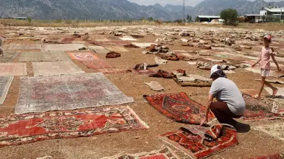 200 Yıllık Halılar Tarlada Güneşlenip 500 Dolara İhraç Ediliyor