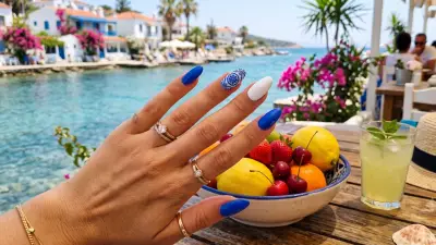 2026 Yaz Manikür Trendleri: Chrome Geri Döndü, Tereyağı Sarısı Zirvede