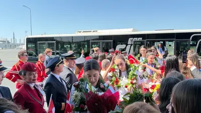 A Milli Kadın Voleybol Takımı'na İstanbul Havalimanı'nda Coşkulu Karşılama