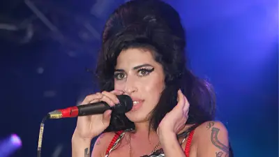 Amy Winehouse'un Babası Kızının Arkadaşlarına 950 Bin Sterlin Tazminat Ödeyecek