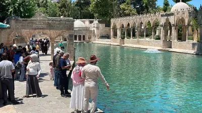 Şanlıurfa'da Kavurucu Sıcaklık 40 Dereceyi Buldu, Vatandaşlar Gölgeliklerde Serinliyor