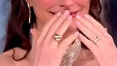 Anne Hathaway Whoopi Goldberg'in Övgü Sözleriyle Gözyaşlarına Boğuldu