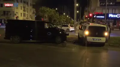 Antalya'da hafif ticari araç ile minibüs çarpıştı: 3 yaralı, araç hurdaya döndü