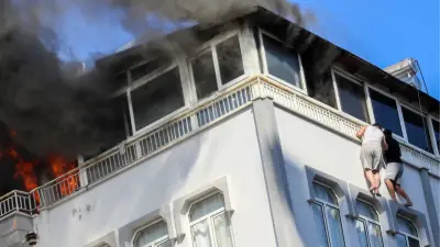 Antalya'da Terastaki Yangında Mahsur Kalanların Kurtarılma Anı