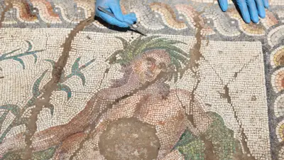 Aspendos'taki Genç Eurymedon Mozaiği Turistlerin İlgi Odağı Oldu