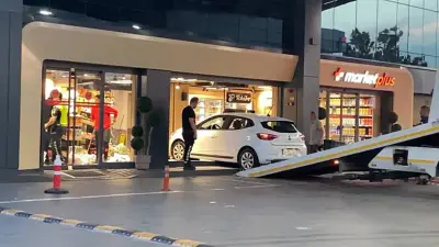 Bağcılar'da otomobil markete daldı: 1 yaralı