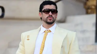 Bad Bunny'nin Paris Moda Haftası'nda Saç Örgülü Altın Kravatı Damga Vurdu