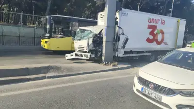 Bahçelievler D-100'de kamyonet direğe çarptı: Sürücü yaralandı