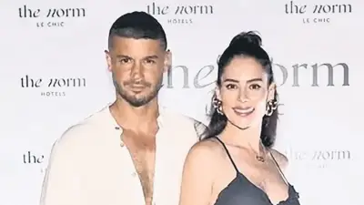 Berk Oktay ve Yıldız Çağrı Atiksoy, Kızlarıyla Tatilin Keyfini Çıkarıyor