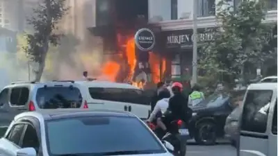 Beylikdüzü'nde İş Yeri Yangını Üst Katlara Sıçradı: Can Kaybı Yok