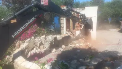 Bodrum'da Sahile Ulaşımı Engelleyen Kaçak Yapılar Yıkıldı