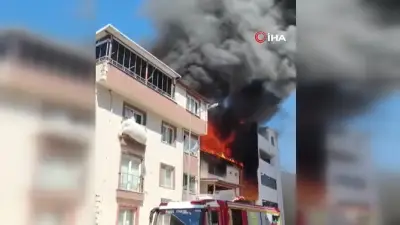 Bursa'da 3 katlı binanın çatısı alevlere teslim oldu, panik yaşandı