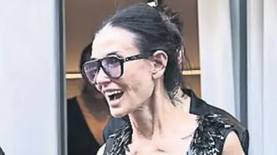 Demi Moore Paris Defilesinde Yaşını İlk Kez Belli Etti