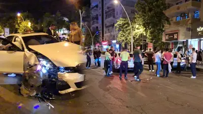 Diyarbakır Kayapınar'da Feci Kaza: Otomobiller Kafa Kafaya Çarpıştı, 5 Yaralı