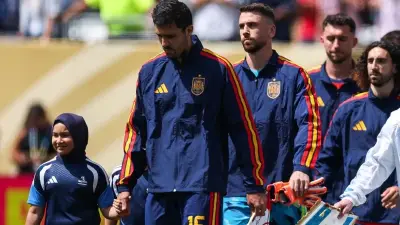 Finale damga vuran görüntü: Rodri başörtülü kız çocuğuyla sahaya çıktı