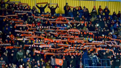 Futbol Taraftarları Neden Yaz Kış Atkı Takıyor? 100 Yıllık Gelenek