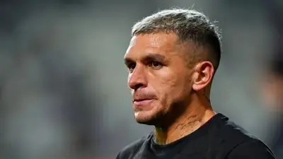 Galatasaray'ın yıldızı Lucas Torreira, Mikonos'ta genç takım arkadaşlarına ağabeylik yaptı