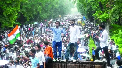 Hamam Böceği Partisi Hindistan'da Sınav Usulsüzlüklerini Protesto Ediyor