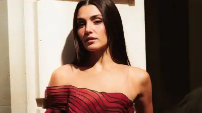 Hande Erçel Paris Moda Haftası'nda Şıklığıyla Fırtına Estirdi