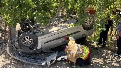 Hatay'da Takla Atan Otomobil Ağaçların Arasında Kaldı, Sürücü Yaralandı